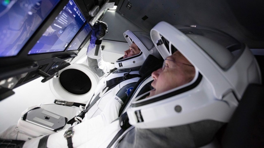 Qui sont les astronautes qui vont participer au premier vol habit&eacute; de SpaceX