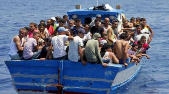 جيش البحر يُنقذ 50 مهاجرا.. ورضيع يفارق الحياة