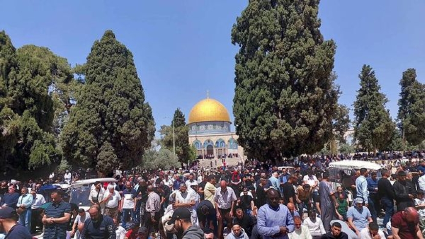 آلاف المصلين يؤدون صلاة الجمعة الرابعة والأخيرة من رمضان في الأقصى&quot;: