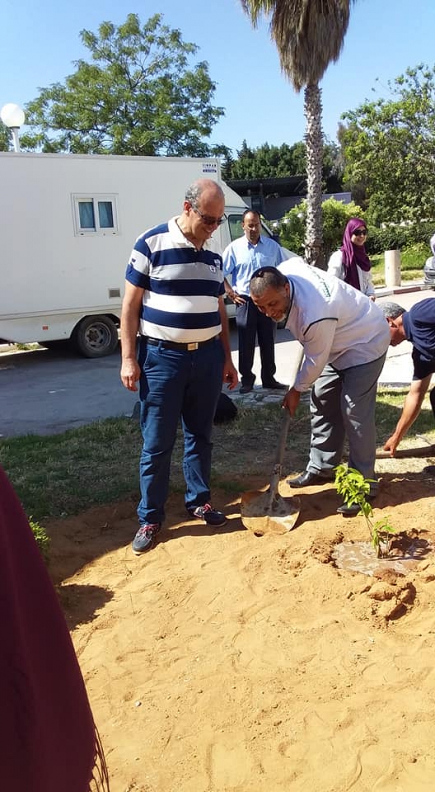 صندوق المنح الخضراء العالمي يقدم منحاً صغيرة (بين 5000و 10000دولار أمريكي) للمجموعات العاملة في مجال القضايا البيئية.