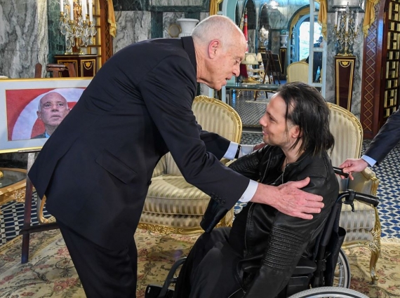 رئيس الجمهورية قيس سعيّد يستقبل  بقصر قرطاج الرسام التونسي الشاب أشرف النمري.