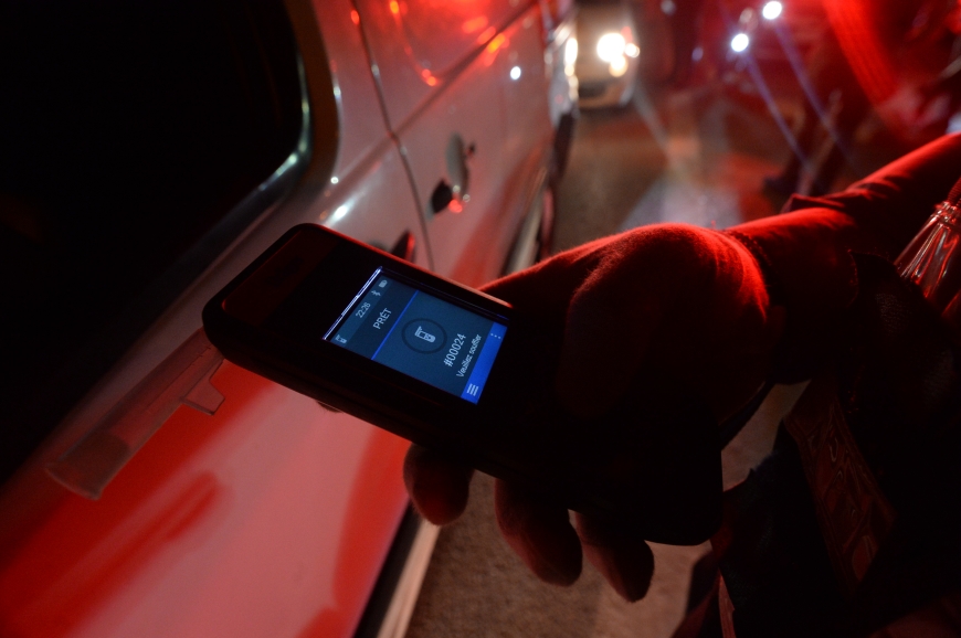 تاجر مخدرات وشقيقه يعتديان على مواطن بـ'سيف' ويسلبانه دراجته