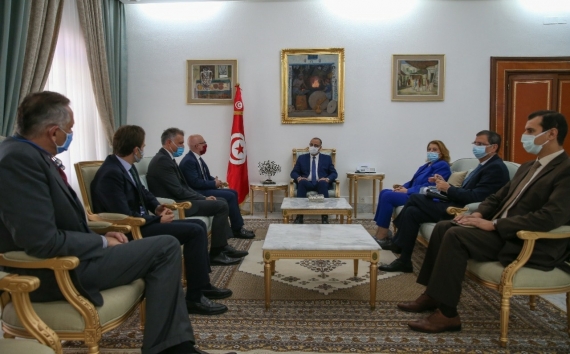 رئيس الحكومة يتحادث مع وفد رفيع المستوى عن شركة "ايني" الإيطالية