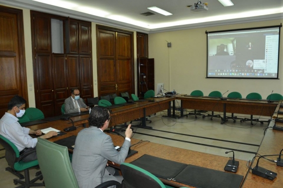 إذا استقال عضو مجلس نواب الشعب من الحزب أو القائمة أو الائتلاف الانتخابي الذي ترشح تحت اسمه أو الكتلة التي انضمّ إليها، فإنه يفقد آليا عضويته في المجلس